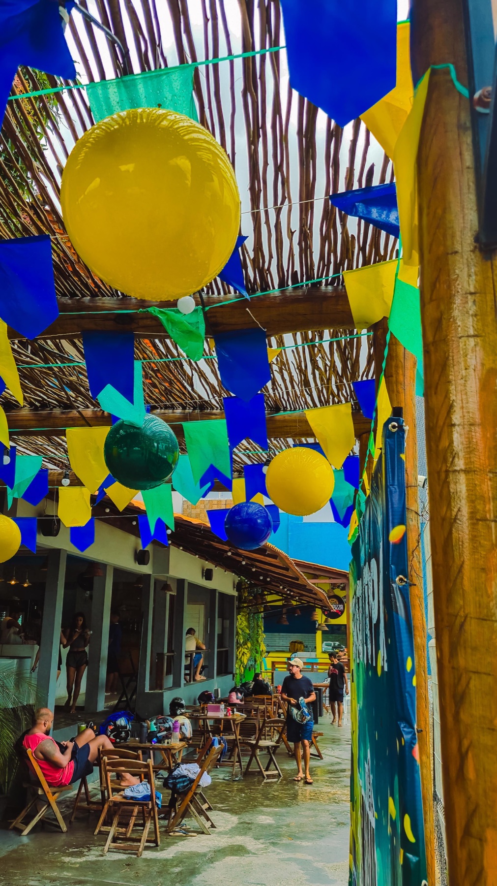 Pessoas reunidas em uma celebração na Vila Urbana