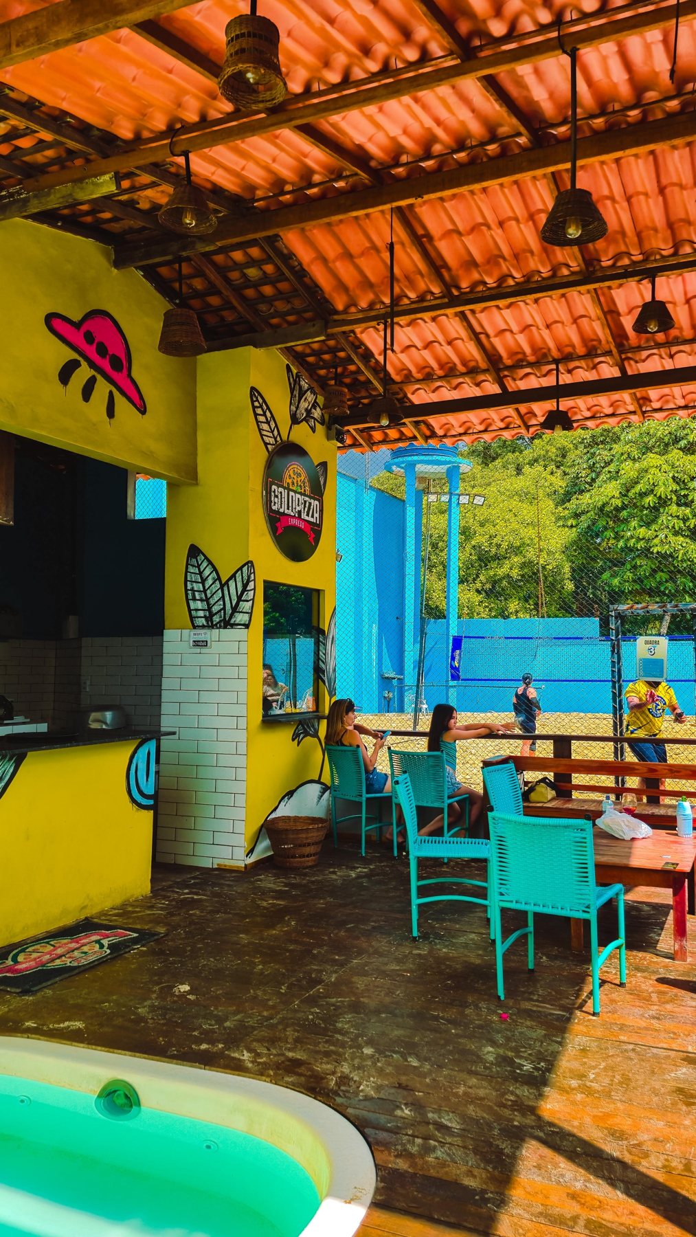 Mesas na área de convivência da Vila Urbana